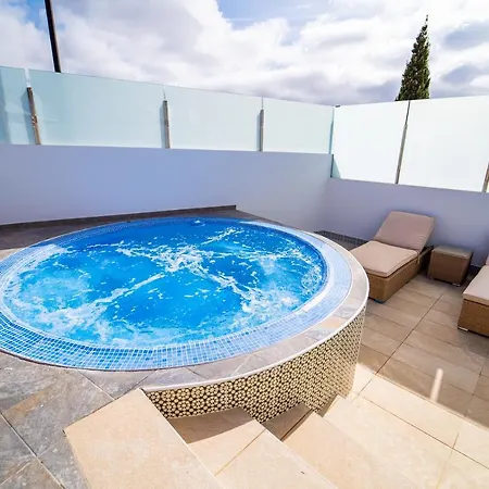 Luxury Anjomacar Vila *